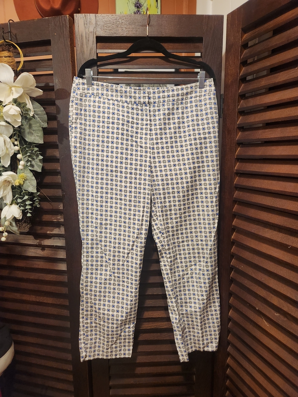 Dana Buchman White & Blue Cropped Patterned Pants